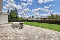 Modern Vacation Home Fully Fences Near Airport - 3-Star