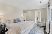 Charming 4BR/3BA Getaway, Walk to Downtown Santa Barbara & Beach, Sleeps 8 Hotel di 