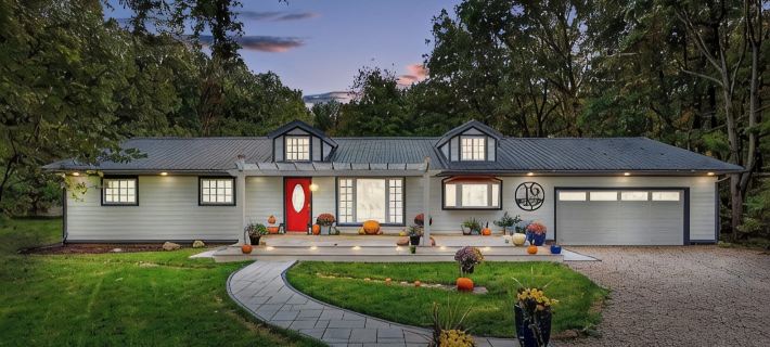 Warren Woods Pool Retreat on Private 5 Acres, Large Heated Pool & Hotub チカミング・タウンシップのホテル