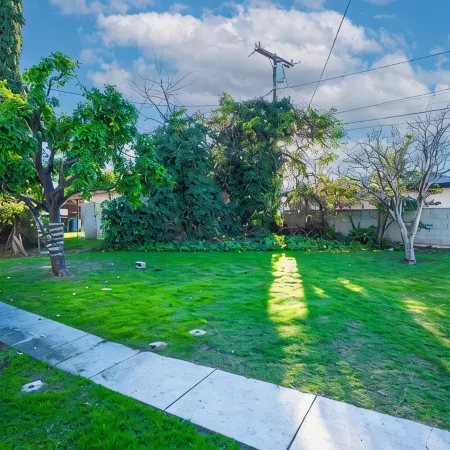 Prime Location: Remodeled 2-Bed/1-Bath with Private Entrance！