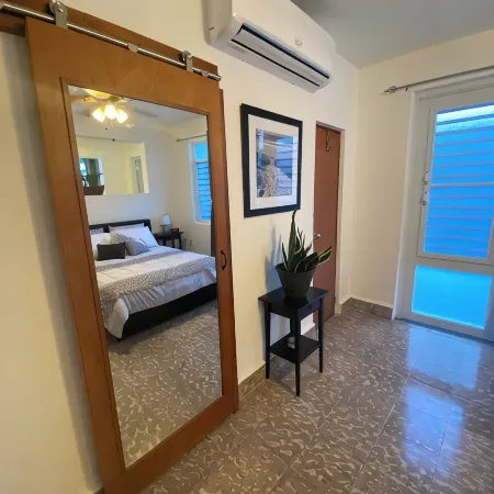 Casita Reina #2 Renovated, close to beach, private patio, 2 mi to airport