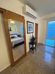 Casita Reina #2 Renovated, close to beach, private patio, 2 mi to airport - 2 星級