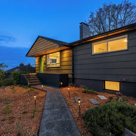 Luxury Spa, Patio, Deck & Views of Puget Sound in the Heart of Old Town, Tacoma