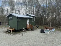 Tiny House with Bear Mountain Views.... Only 25 Minutes outside of Anchorage - บังกะโล