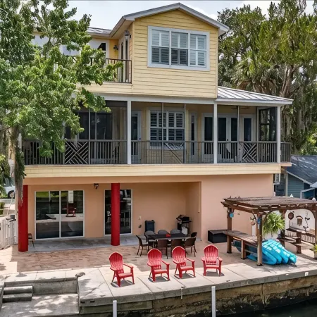 Bigfoot Bungalow -Enjoy being directly on the clear waters of Weeki Wachee River
