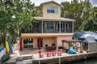 Bigfoot Bungalow -Enjoy being directly on the clear waters of Weeki Wachee River