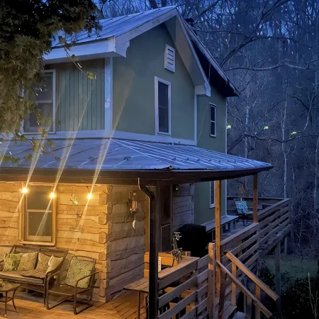 Magical Log Cabin, Streams in Private Yard, 4 Bedrooms, Pet Friendly, WiFi