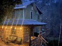 Magical Log Cabin, Streams in Private Yard, 4 Bedrooms, Pet Friendly, WiFi