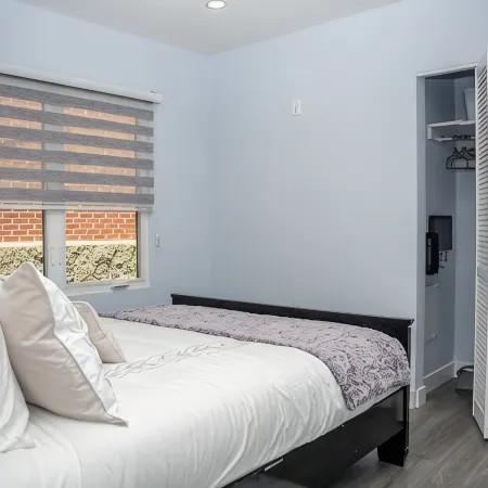 Charming 1 bedroom 1 bathroom guest house with AC, WiFi in brilliant Glendale