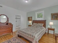 East River Views - Renovated 1905 House- 3 Bedrooms, 3.5 Baths Hotels in Mathews County