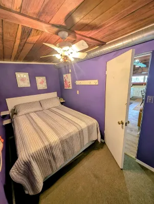 Cozy, quiet, and Lakefront Cottage in phenomenal Gravois Mills with AC, WiFi - Homestays