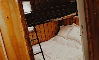 Private 2 Bedroom Pet Friendly Cabin Escape w/ Hot Tub in Greenbush, Michigan