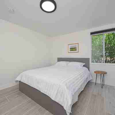 Charming 2-bedroom house with WiFi and AC in Rosemead Rooms