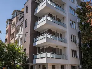 NC Apartment Ruse Self Check in and Parking
