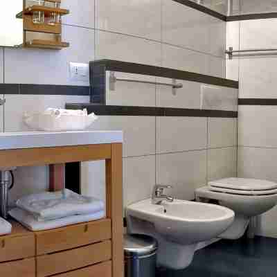 Center, wi-fi, air-conditioned, utilities room and bathroom linen cleaning included. Rooms