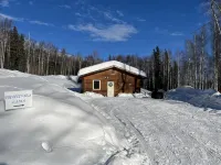 Spacious 1-Bedroom Alaskan Cabin in the hills.
