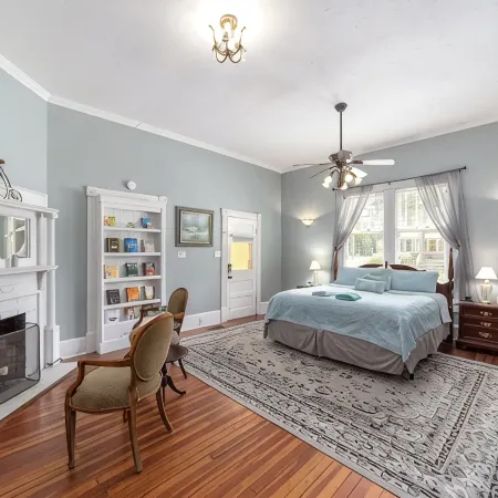 Private historic district apt with pool-suite A