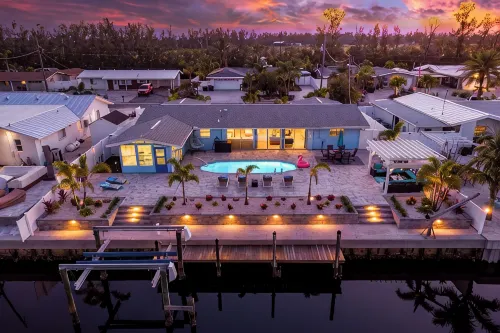 ☀️Bright & Luxurious Canal Front Home w/ Pool, 4 min to Beaches!☀️ - สระว่ายน้ำส่วนตัว