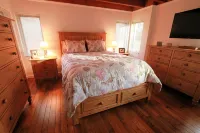 Classic Cape: Huge Yard, Walk to Beaches, Brewster Flats, Restaurants & Bars - 3-Star