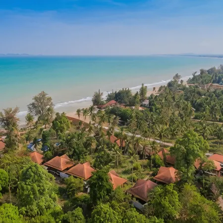 Coral Hotel Bangsaphan
