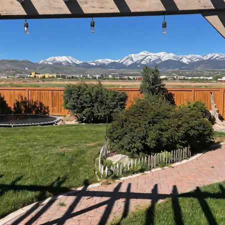 HOT TUB, AC,MOUNTAIN VIEW, OUTDOOR DINING AREA & PET FRIENDLY, EV plug