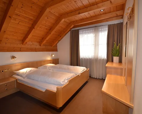 Comfortable attic room with panoramic view & balcony - free Wi-Fi 奧蒂塞伊酒店