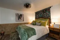 Hickory St. Lodge @ the square! - 3-Star