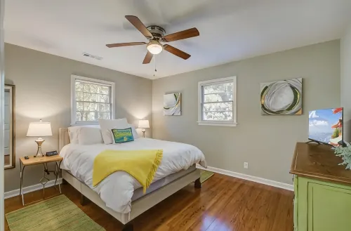 Classy Johns Island Retreat with King Bed + Firepit! - Homestays