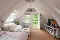 Lofty first floor barn conversion in stunning secluded setting. - Bungalow