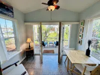 The Shamrock Creekside Cottage- ONE BLOCK FROM DOWNTOWN & on the CREEK! - Wifi