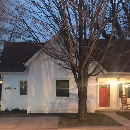 CLOSE TO ARK, SPARKLING CLEAN, BIG FAMILIES, CABLE, KING BED, BACK YARD