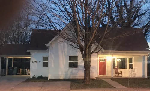 CLOSE TO ARK, SPARKLING CLEAN, BIG FAMILIES, CABLE, KING BED, BACK YARD - 4-Star
