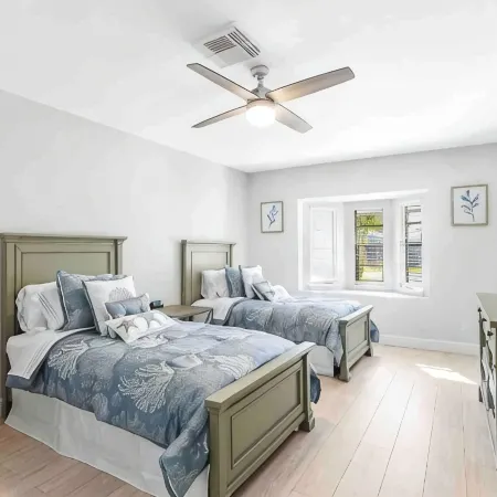 Luxurious Modern 4BR, Heated Pool near Beach and Mercato! Newly Renovated!