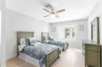 Luxurious Modern 4BR, Heated Pool near Beach and Mercato! Newly Renovated! - Wi-Fi