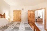 Red Feather Woodland Retreat, Family and Pet Friendly, 4 Beds - Chalets