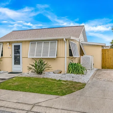 Key Lime Cottage - Updated - 1 Minute Walk to Beach & Pier