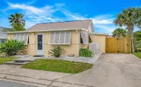 Key Lime Cottage - Updated - 1 Minute Walk to Beach & Pier - Boutique