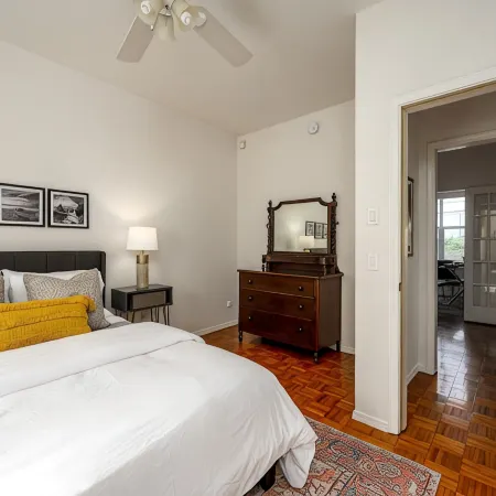 Suite Magnolia. Steps to Downtown & Breweries. Modern 2 bedroom apt w/fireplace.