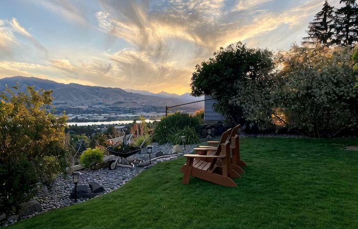 Spectacular skyline, river views from lovely yard. Bright and beautiful space.