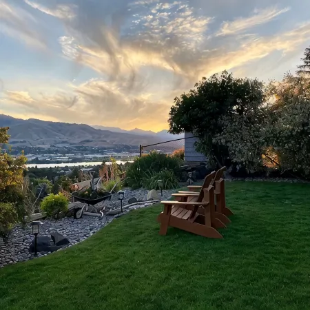 Spectacular skyline, river views from lovely yard. Bright and beautiful space.