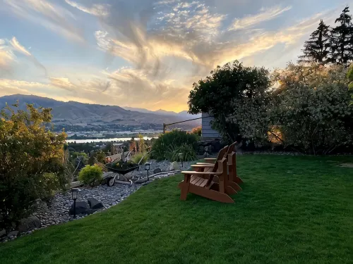 Spectacular skyline, river views from lovely yard. Bright and beautiful space. - 3-Star