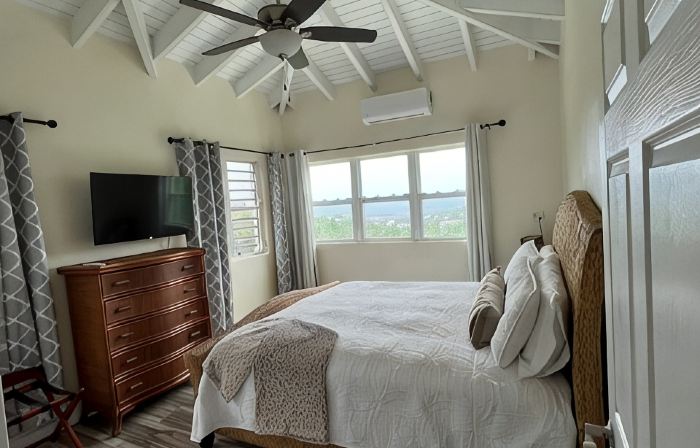 Affordable Solar powered 2-Bedroom Haven with Washer/Dryer, near Red Hook!