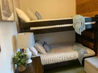 Charming 2 Bedroom Q Cove Cabin - Spectacular Ocean views & Pet Friendly! - balcony