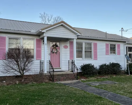 Pink Door Charming 2-bedroom house with WiFi, AC in nice Oneonta, Close to Food Hotele w: Oneonta