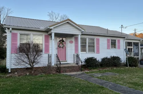 Pink Door Charming 2-bedroom house with WiFi, AC in nice Oneonta, Close to Food - Wifi