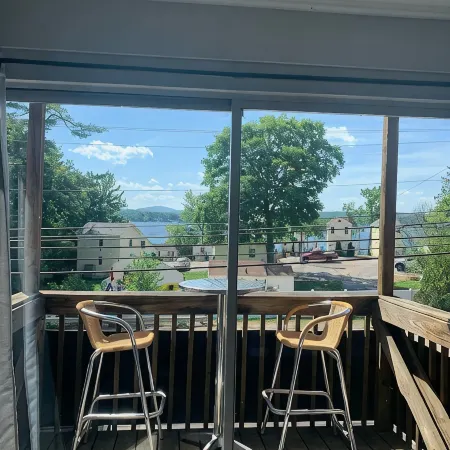 Beautiful 1 Bedroom Condo-Lake Views. Now Offering Monthly Rental.