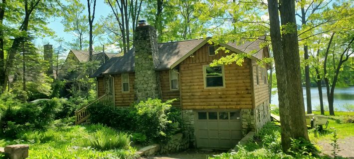 Charming 2-bedroom cabin with a stunning view Hotels in Vernon