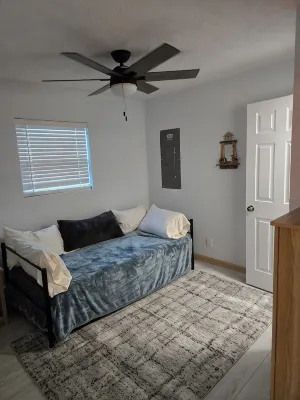 Clean & Cozy Cottage - Lake Views + Private Hot Tub - Wifi