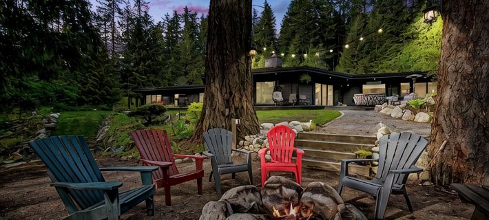 Stunning Waterfront Getaway!  Luxury Home on Acreage,  Natures Paradise Hotels in Hope