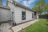 Adorable 2/2 Home-Patio, Games, Spa Vibes!  Weekend getaways or work stays - Homestays